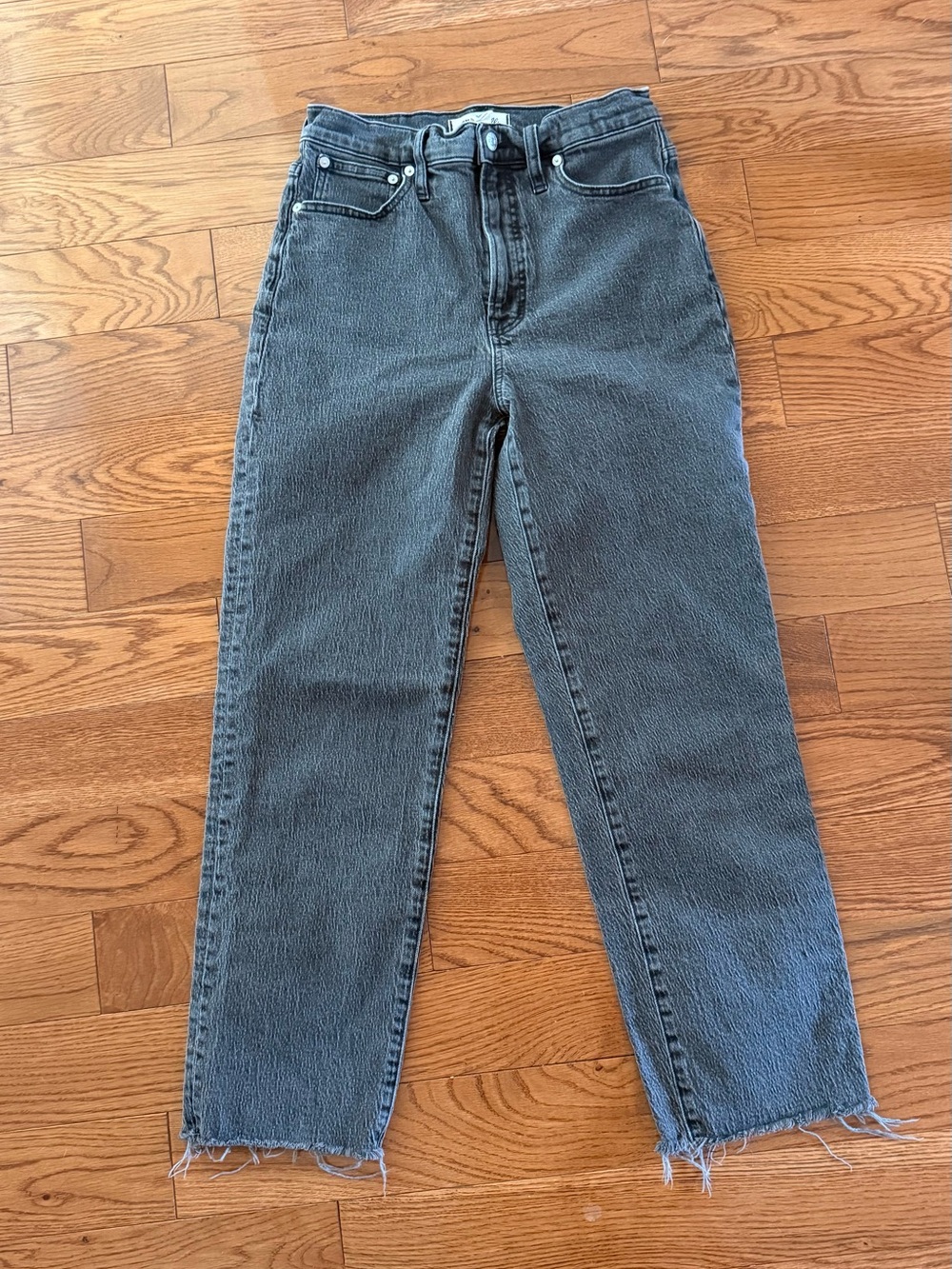 Madewell The Perfect Vintage Straight Jeans in Gray/Charcoal Wash – Raw Hem